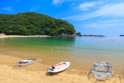 無料壁紙 砂浜に並べたマリンアクティビティの道具。PCとデスクトップ壁紙に最適な4K高画質の無料壁紙。三重県紀北町の城ノ浜プール＆ビーチで撮影したフリー写真素材