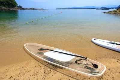 無料壁紙 クリアサップと通常SUPの比較。PCとデスクトップ壁紙に最適な4K高画質の無料壁紙。三重県紀北町の城ノ浜プール＆ビーチで撮影したフリー写真素材