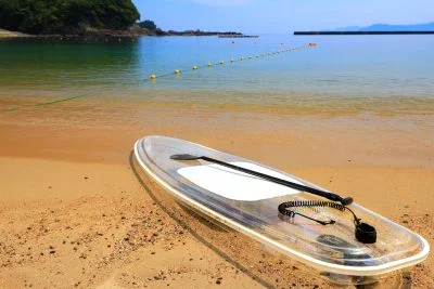 無料壁紙 砂浜に置かれたクリアサップ。PCとデスクトップ壁紙に最適な4K高画質の無料壁紙。三重県紀北町の城ノ浜プール＆ビーチで撮影したフリー写真素材