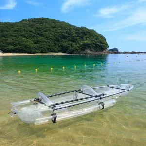 無料壁紙 海に浮かぶクリアシーカヤック。PCとデスクトップ壁紙に最適な4K高画質の無料壁紙。三重県紀北町の城ノ浜プール＆ビーチで撮影したフリー写真素材