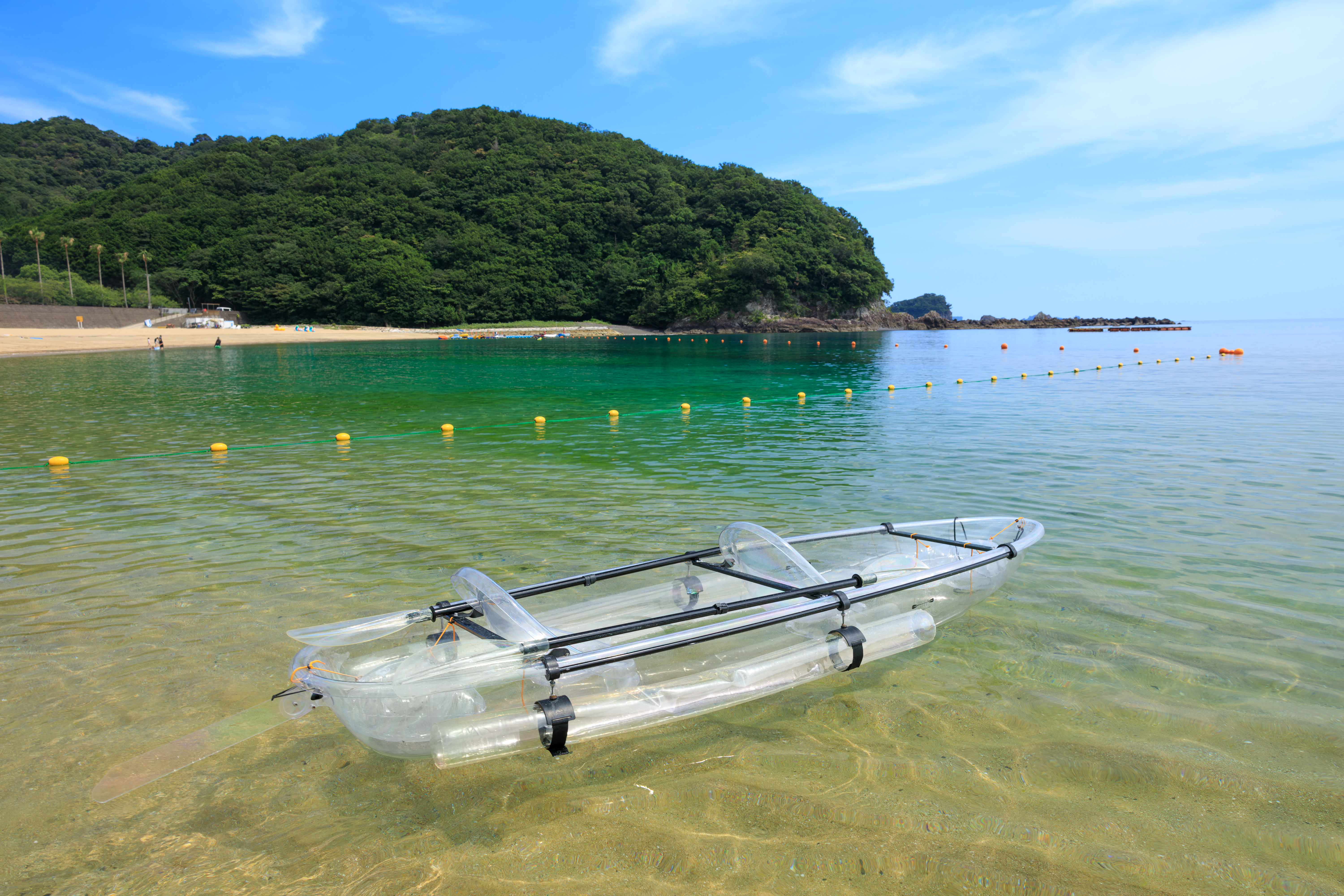 無料壁紙 海に浮かぶクリアシーカヤック。PCとデスクトップ壁紙に最適な4K高画質の無料壁紙。三重県紀北町の城ノ浜プール&ビーチで撮影したフリー写真素材