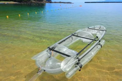 無料壁紙 クリアシーカヤックは床が透けて見えます。PCとデスクトップ壁紙に最適な4K高画質の無料壁紙。三重県紀北町の城ノ浜プール＆ビーチで撮影したフリー写真素材