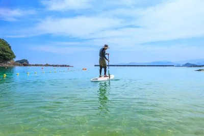 無料壁紙 浅瀬でSUP。PCとデスクトップ壁紙に最適な4K高画質の無料壁紙。三重県紀北町の城ノ浜プール＆ビーチで撮影したフリー写真素材