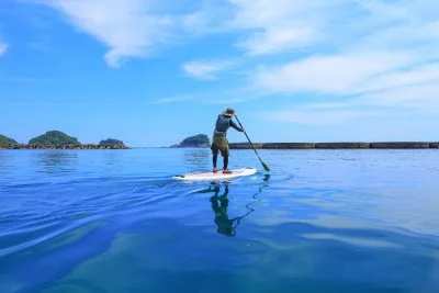 無料壁紙 城ノ浜をSUPで満喫。PCとデスクトップ壁紙に最適な4K高画質の無料壁紙。三重県紀北町の城ノ浜プール＆ビーチで撮影したフリー写真素材