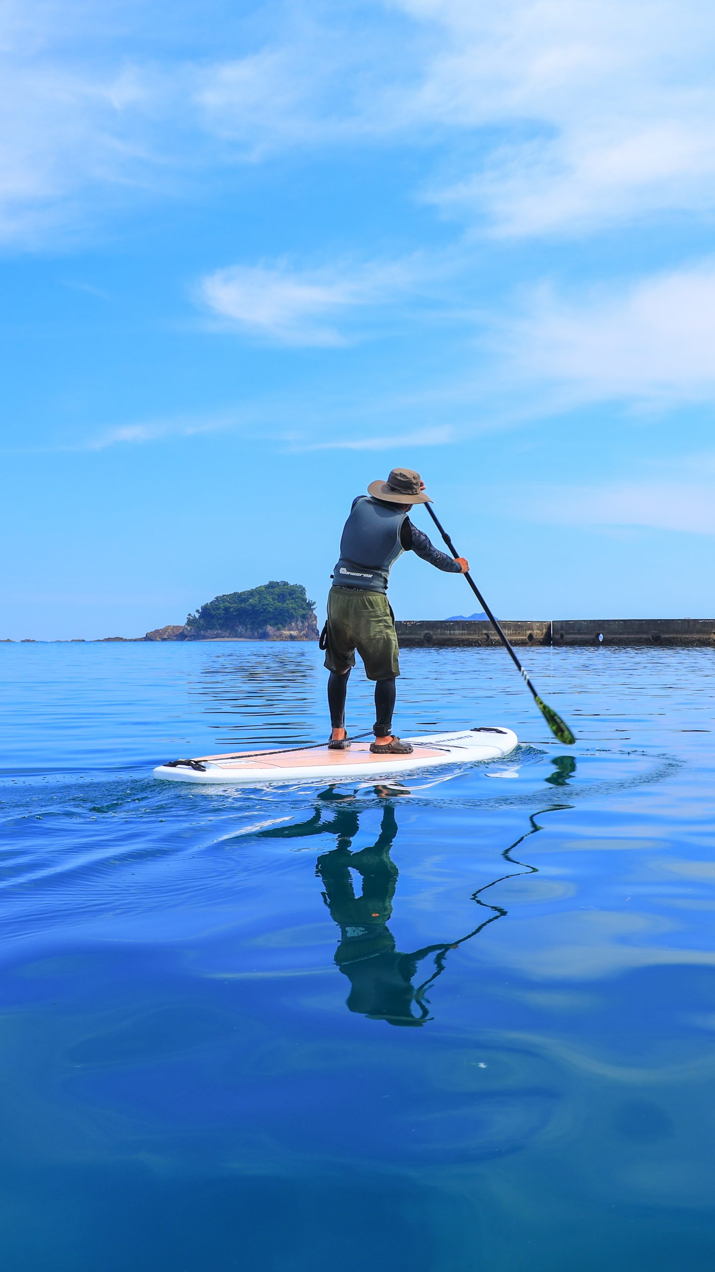 無料壁紙 城ノ浜をSUPで満喫。PCとデスクトップ壁紙に最適な4K高画質の無料壁紙。三重県紀北町の城ノ浜プール&ビーチで撮影したフリー写真素材