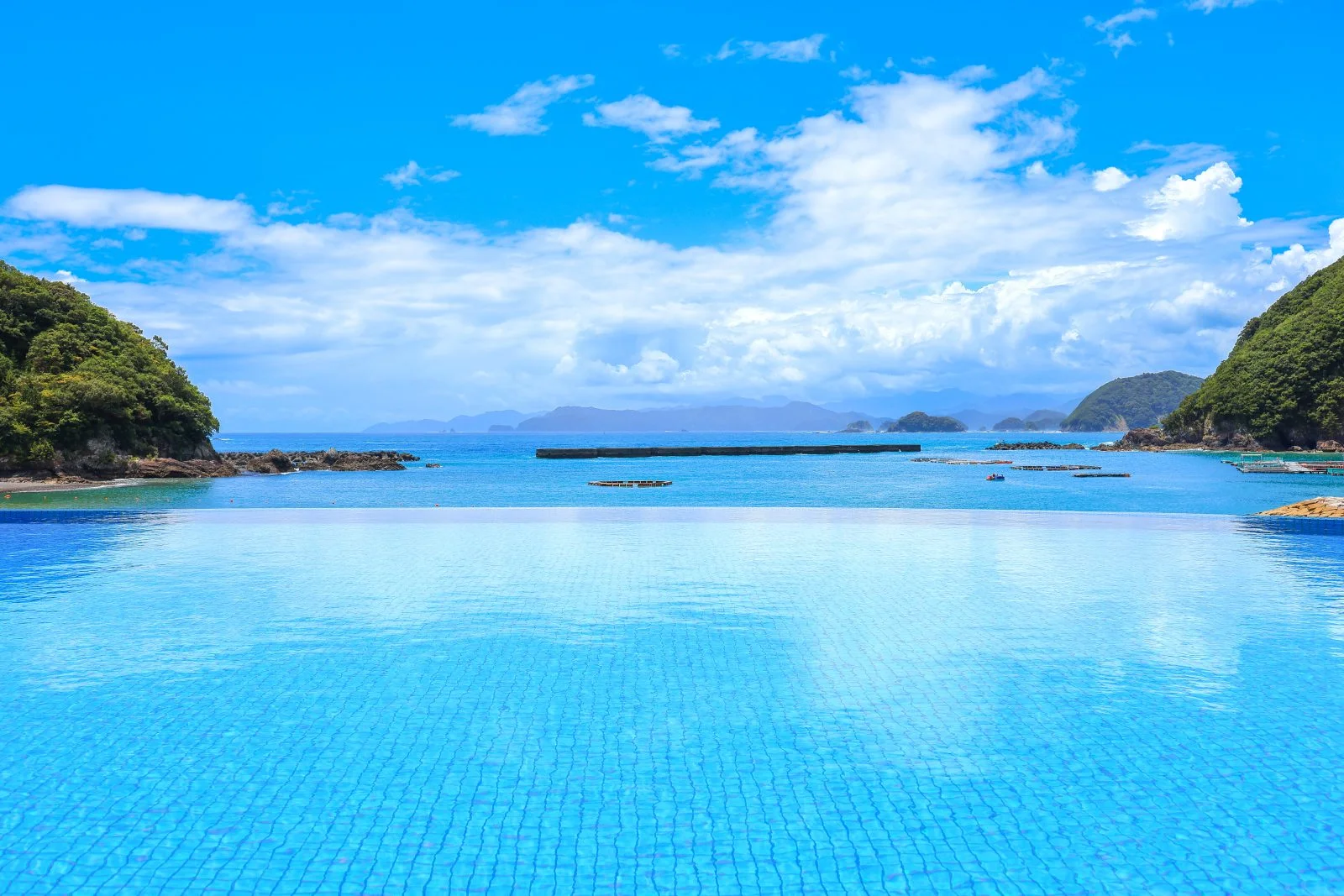 無料壁紙 夏雲が水面に映るインフィニティプール。PCとデスクトップ壁紙に最適な4K高画質の無料壁紙。三重県紀北町の城ノ浜プール＆ビーチで撮影したフリー写真素材