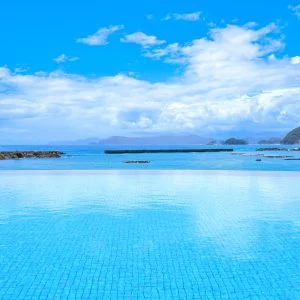 無料壁紙 夏雲が水面に映るインフィニティプール。PCとデスクトップ壁紙に最適な4K高画質の無料壁紙。三重県紀北町の城ノ浜プール＆ビーチで撮影したフリー写真素材