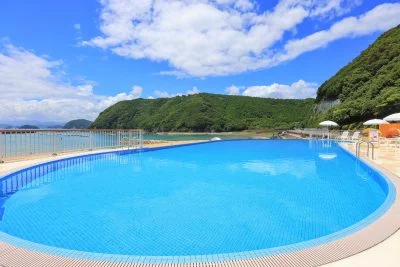 無料壁紙 インフィニティプールの全体。PCとデスクトップ壁紙に最適な4K高画質の無料壁紙。三重県紀北町の城ノ浜プール＆ビーチで撮影したフリー写真素材