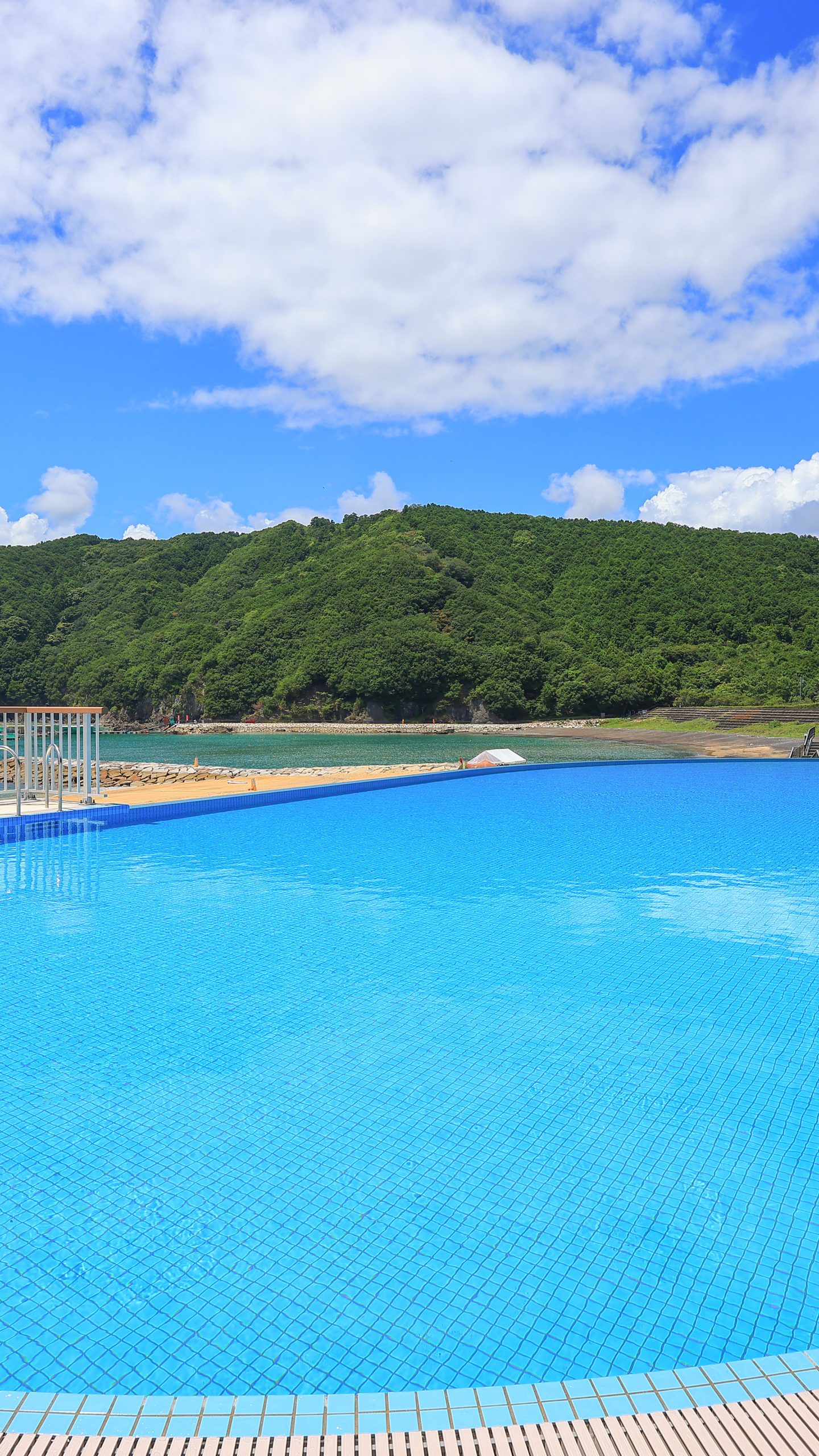インフィニティプールの全体(三重県紀北町・城ノ浜プール&ビーチ)