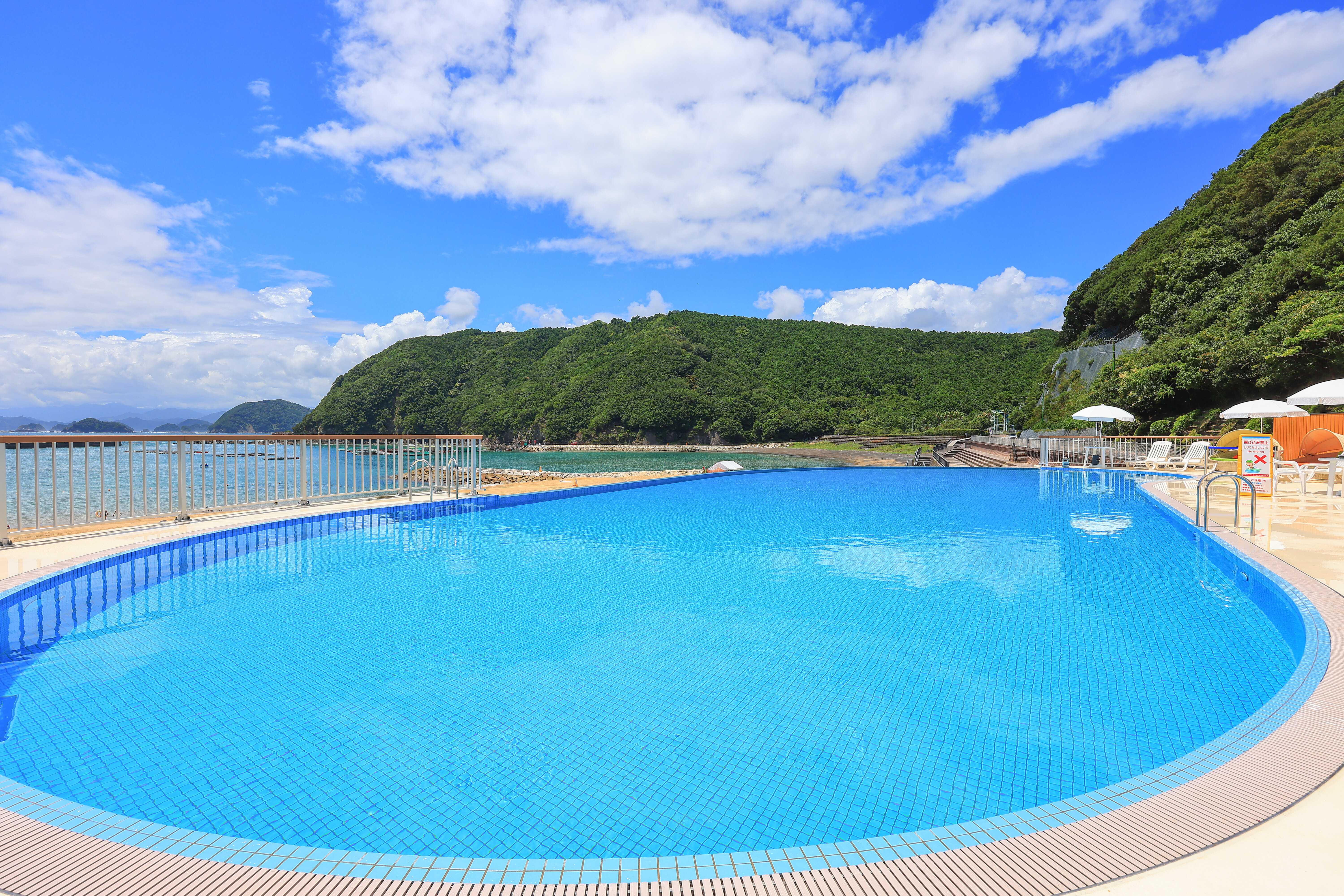 インフィニティプールの全体(三重県紀北町・城ノ浜プール&ビーチ)