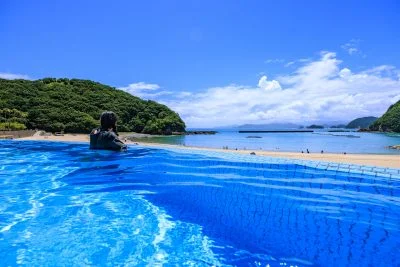 無料壁紙 インフィニティプールから海を眺める女性。PCとデスクトップ壁紙に最適な4K高画質の無料壁紙。三重県紀北町の城ノ浜プール＆ビーチで撮影したフリー写真素材