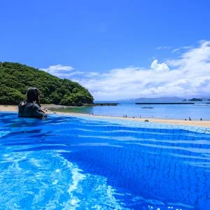 フリー写真素材 インフィニティプールから海を眺める女性