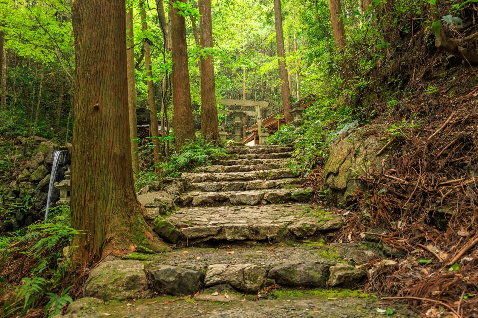 無料壁紙 天の岩戸へと続く石畳。PCとデスクトップ壁紙に最適な4K高画質の無料壁紙。三重県志摩市の天の岩戸（恵利原の水穴）で撮影したフリー写真素材