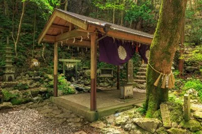 無料壁紙 天の岩戸近くの社。PCとデスクトップ壁紙に最適な4K高画質の無料壁紙。三重県志摩市の天の岩戸（恵利原の水穴）で撮影したフリー写真素材