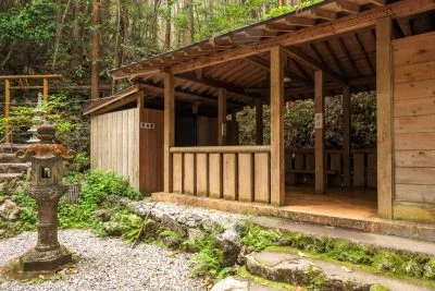 無料壁紙 滝行の更衣室。PCとデスクトップ壁紙に最適な4K高画質の無料壁紙。三重県志摩市の天の岩戸（恵利原の水穴）で撮影したフリー写真素材