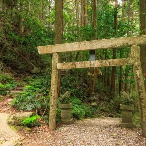 無料壁紙 天の岩戸の近くにある鳥居と風穴へ続く遊歩道。PCとデスクトップ壁紙に最適な4K高画質の無料壁紙。三重県志摩市の天の岩戸（恵利原の水穴）で撮影したフリー写真素材