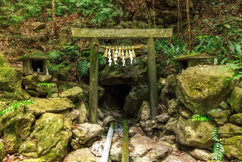 無料壁紙 天の岩戸の鳥居と洞窟。PCとデスクトップ壁紙に最適な4K高画質の無料壁紙。三重県志摩市の天の岩戸（恵利原の水穴）で撮影したフリー写真素材