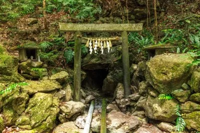 無料壁紙 天の岩戸の鳥居と洞窟。PCとデスクトップ壁紙に最適な4K高画質の無料壁紙。三重県志摩市の天の岩戸（恵利原の水穴）で撮影したフリー写真素材