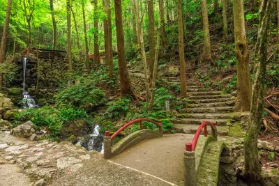 無料壁紙 禊滝の近くにある太鼓橋。PCとデスクトップ壁紙に最適な4K高画質の無料壁紙。三重県志摩市の天の岩戸（恵利原の水穴）で撮影したフリー写真素材