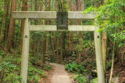 無料壁紙 駐車場近くの鳥居。PCとデスクトップ壁紙に最適な4K高画質の無料壁紙。三重県志摩市の天の岩戸（恵利原の水穴）で撮影したフリー写真素材