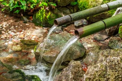 無料壁紙 水穴から流れる湧水。PCとデスクトップ壁紙に最適な4K高画質の無料壁紙。三重県志摩市の天の岩戸（恵利原の水穴）で撮影したフリー写真素材