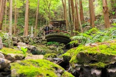 無料壁紙 苔むす参道と橋と滝。PCとデスクトップ壁紙に最適な4K高画質の無料壁紙。三重県志摩市の天の岩戸（恵利原の水穴）で撮影したフリー写真素材