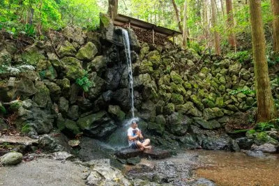 無料壁紙 滝行する様子。PCとデスクトップ壁紙に最適な4K高画質の無料壁紙。三重県志摩市の天の岩戸（恵利原の水穴）で撮影したフリー写真素材