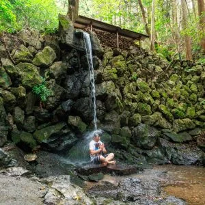 無料壁紙 滝行する様子。PCとデスクトップ壁紙に最適な4K高画質の無料壁紙。三重県志摩市の天の岩戸（恵利原の水穴）で撮影したフリー写真素材