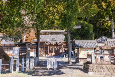 無料壁紙 鳥居と社殿。PCとデスクトップ壁紙に最適な4K高画質の無料壁紙。三重県尾鷲市の尾鷲神社で撮影したフリー写真素材