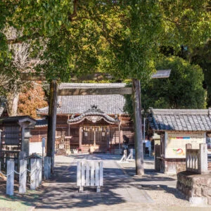 無料壁紙 鳥居と社殿。PCとデスクトップ壁紙に最適な4K高画質の無料壁紙。三重県尾鷲市の尾鷲神社で撮影したフリー写真素材