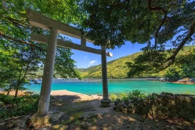 無料壁紙 鳥居の周辺に広がる青い海。PCとデスクトップ壁紙に最適な4K高画質の無料壁紙。三重県熊野市の阿古師神社で撮影したフリー写真素材