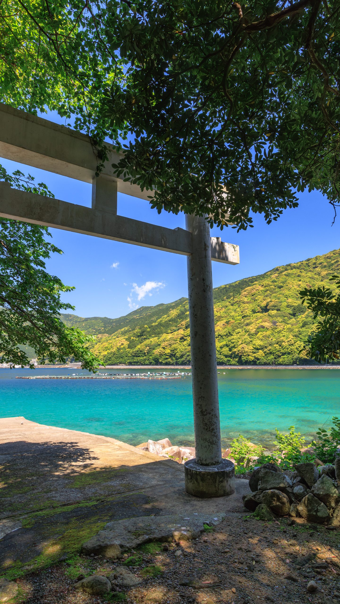 無料壁紙 鳥居の周辺に広がる青い海。PCとデスクトップ壁紙に最適な4K高画質の無料壁紙。三重県熊野市の阿古師神社で撮影したフリー写真素材