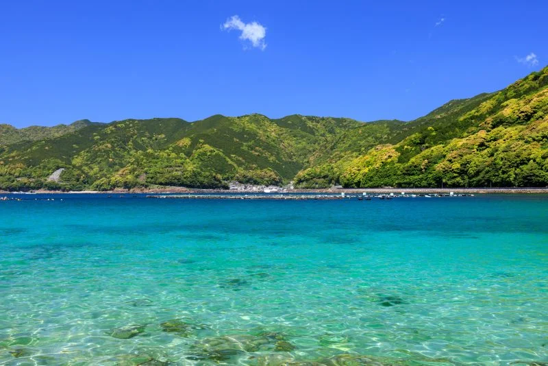 無料壁紙 エメラルドグリーンに輝く二木島湾。PCとデスクトップ壁紙に最適な4K高画質の無料壁紙。三重県熊野市の阿古師神社で撮影したフリー写真素材