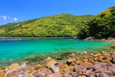 無料壁紙 参道から眺める二木島湾。PCとデスクトップ壁紙に最適な4K高画質の無料壁紙。三重県熊野市の阿古師神社で撮影したフリー写真素材