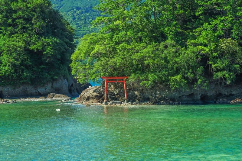 無料壁紙 海の先にある鳥居。PCとデスクトップ壁紙に最適な4K高画質の無料壁紙。三重県尾鷲市の弁財島で撮影したフリー写真素材