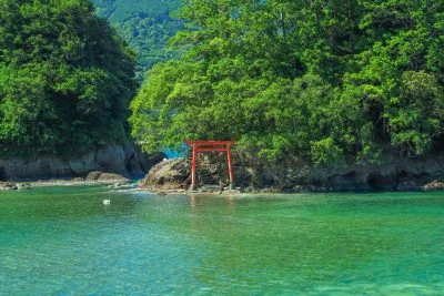 無料壁紙 海の先にある鳥居。PCとデスクトップ壁紙に最適な4K高画質の無料壁紙。三重県尾鷲市の弁財島で撮影したフリー写真素材