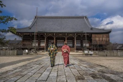 無料壁紙 国宝「如来堂」の前を歩く。PCとデスクトップ壁紙に最適な4K高画質の無料壁紙。三重県津市の一身田で撮影したフリー写真素材