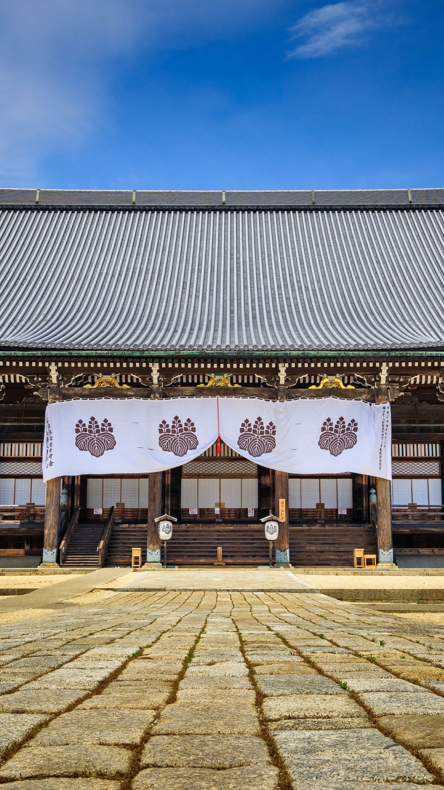 初夏の空と御影堂(三重県津市・一身田)