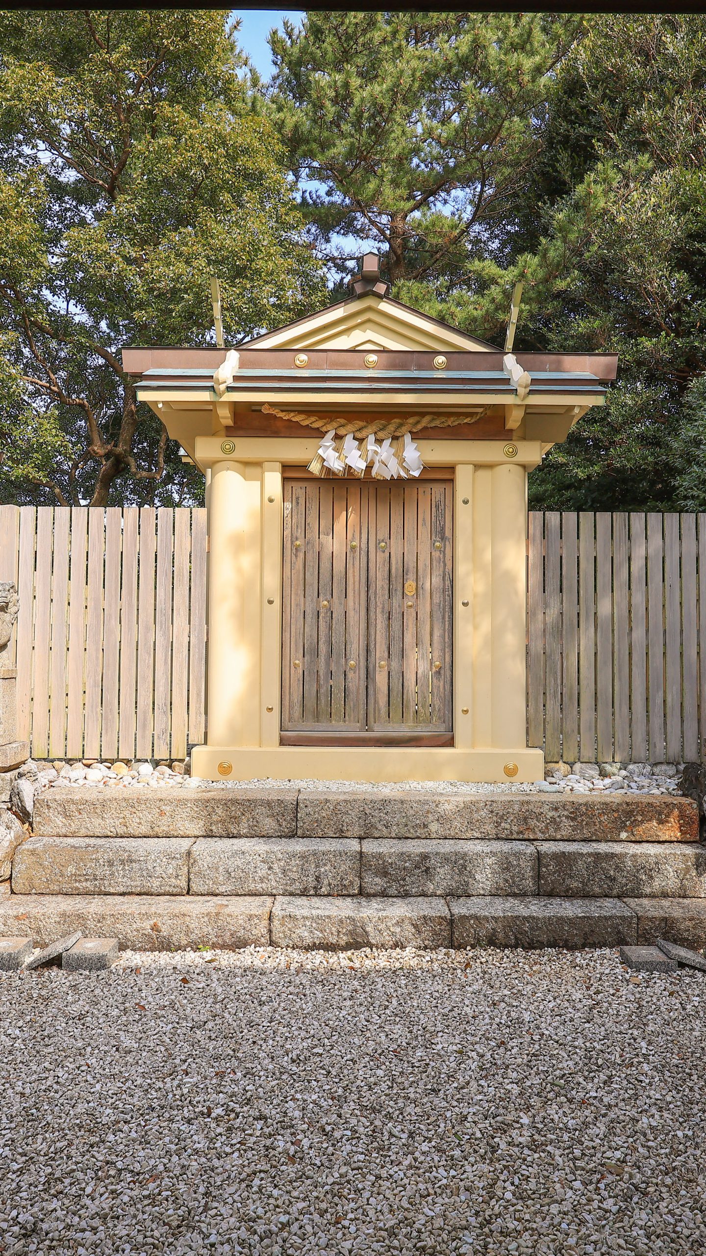 無料壁紙 八代神社の社殿。PCとデスクトップ壁紙に最適な4K高画質の無料壁紙。三重県鳥羽市の神島で撮影したフリー写真素材