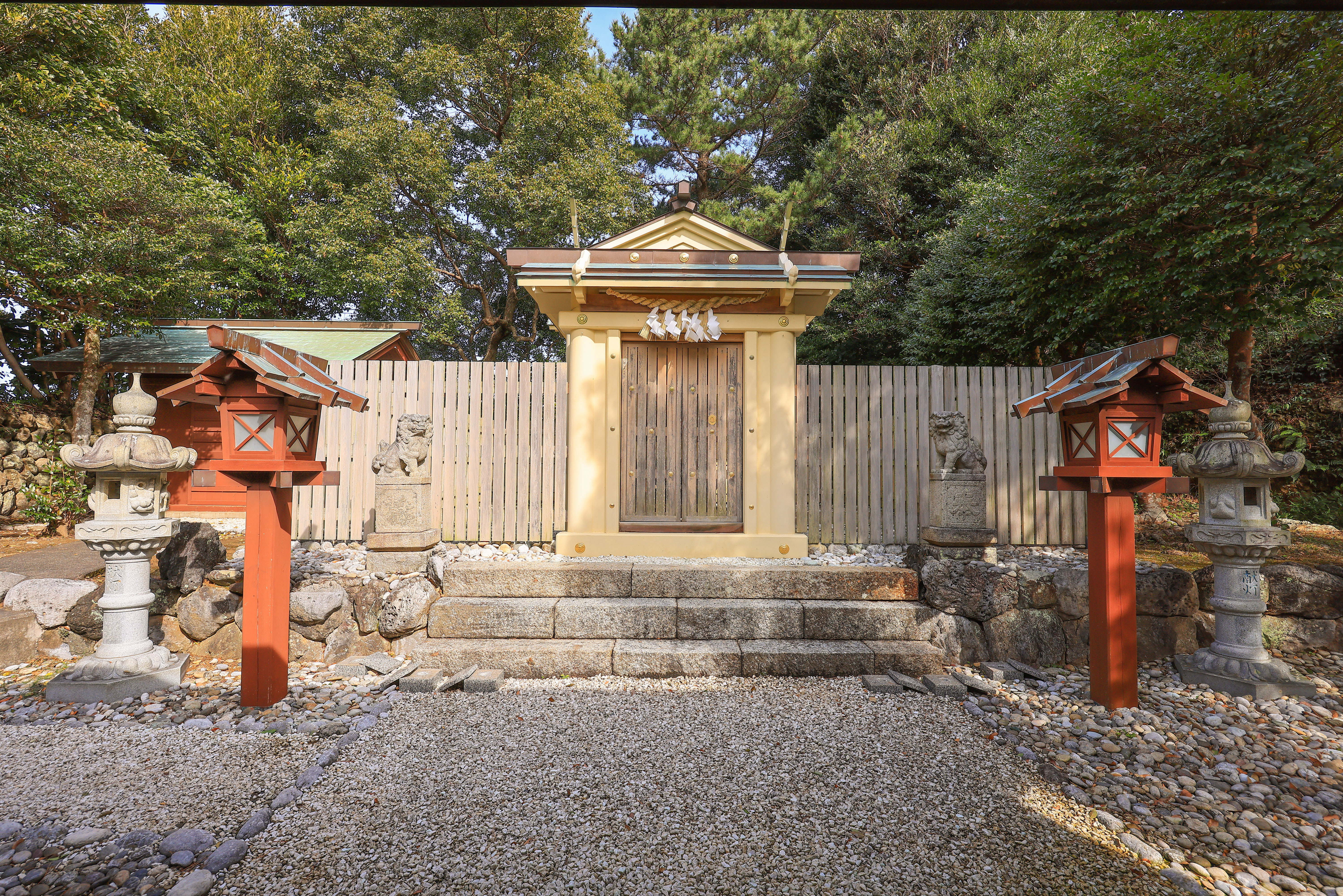 無料壁紙 八代神社の社殿。PCとデスクトップ壁紙に最適な4K高画質の無料壁紙。三重県鳥羽市の神島で撮影したフリー写真素材