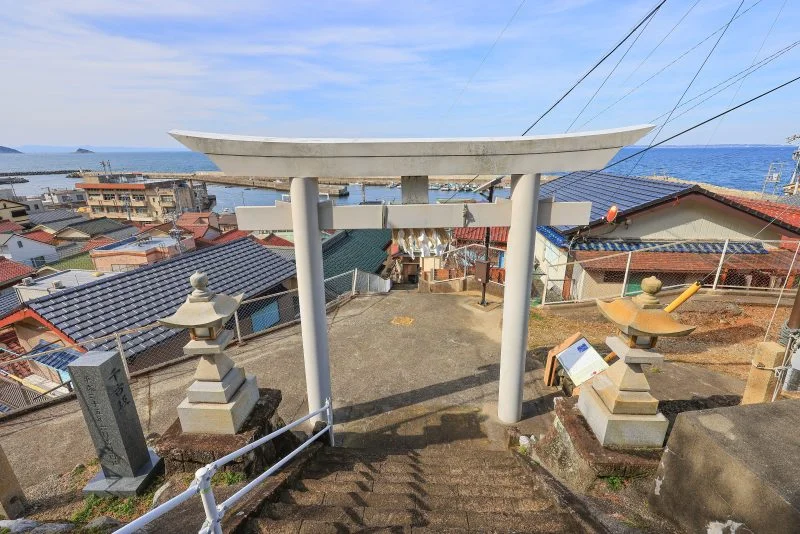 無料壁紙 八代神社の参道。PCとデスクトップ壁紙に最適な4K高画質の無料壁紙。三重県鳥羽市の神島で撮影したフリー写真素材
