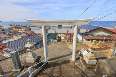 無料壁紙 八代神社の参道。PCとデスクトップ壁紙に最適な4K高画質の無料壁紙。三重県鳥羽市の神島で撮影したフリー写真素材