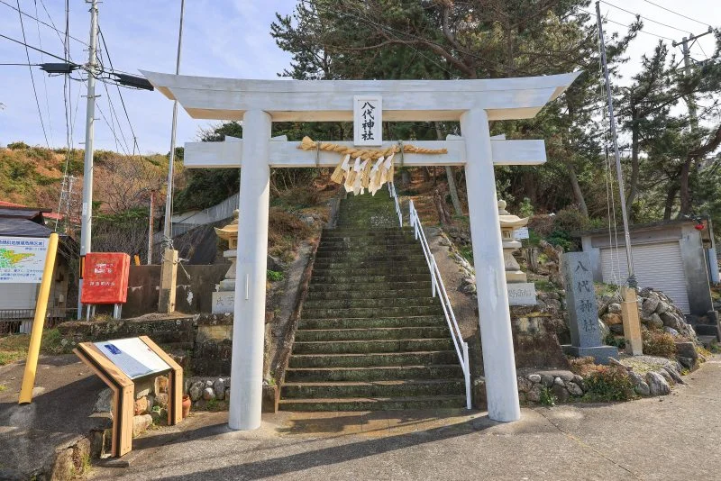 無料壁紙 八代神社の鳥居。PCとデスクトップ壁紙に最適な4K高画質の無料壁紙。三重県鳥羽市の神島で撮影したフリー写真素材