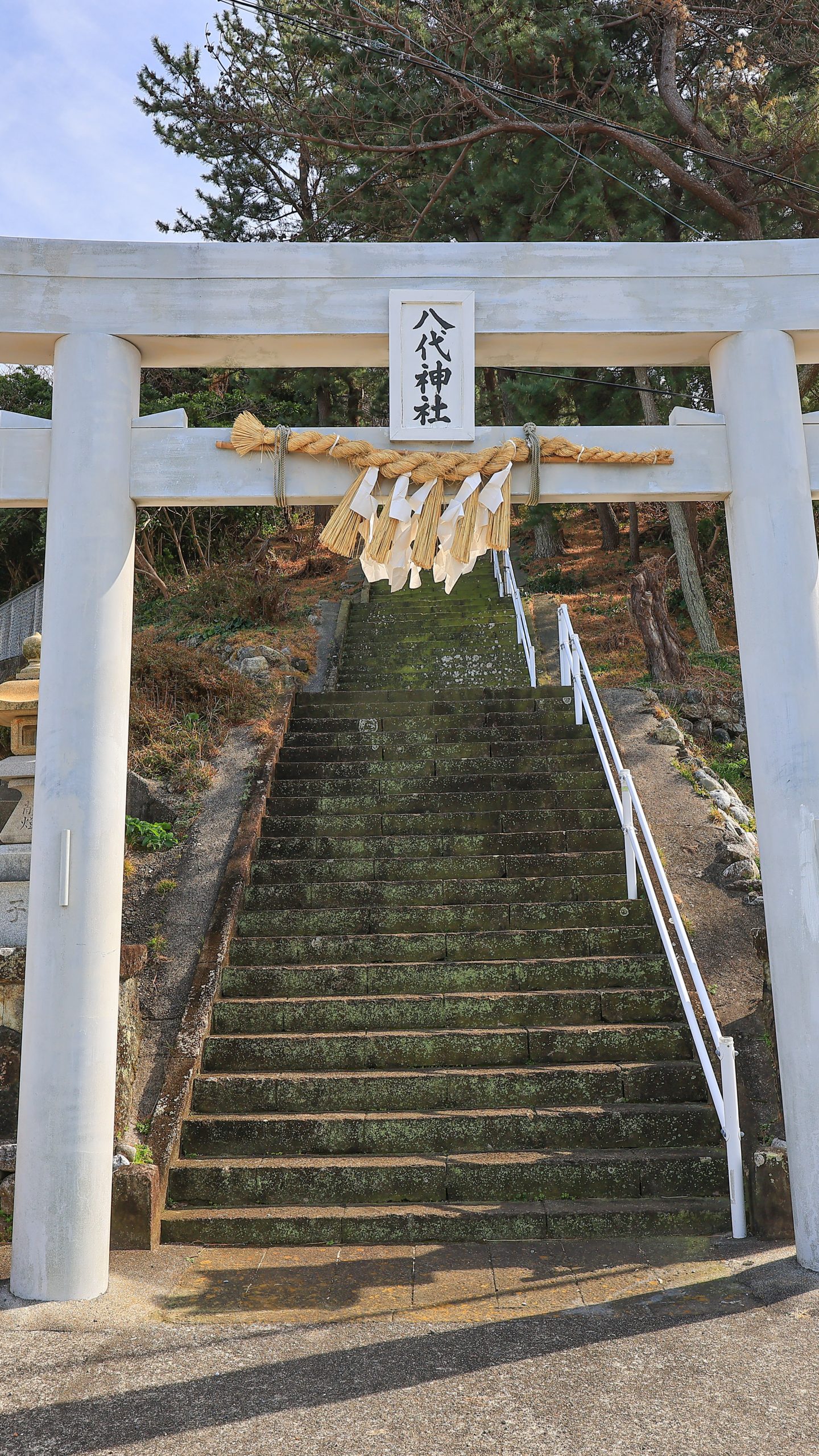 無料壁紙 八代神社の鳥居。PCとデスクトップ壁紙に最適な4K高画質の無料壁紙。三重県鳥羽市の神島で撮影したフリー写真素材