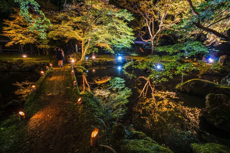 無料壁紙 水面に映る紅葉の庭園。PCとデスクトップ壁紙に最適な4K高画質の無料壁紙。三重県津市の北畠神社で撮影したフリー写真素材
