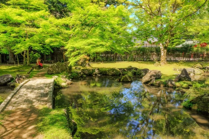 無料壁紙 新緑が水面に映る５月の庭園。PCとデスクトップ壁紙に最適な4K高画質の無料壁紙。三重県津市の北畠神社で撮影したフリー写真素材