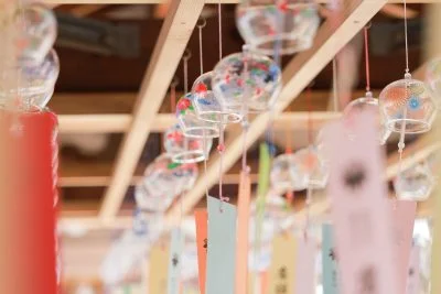 無料壁紙 風鈴がズラッと。PCとデスクトップ壁紙に最適な4K高画質の無料壁紙。三重県伊賀市の広禅寺で撮影したフリー写真素材