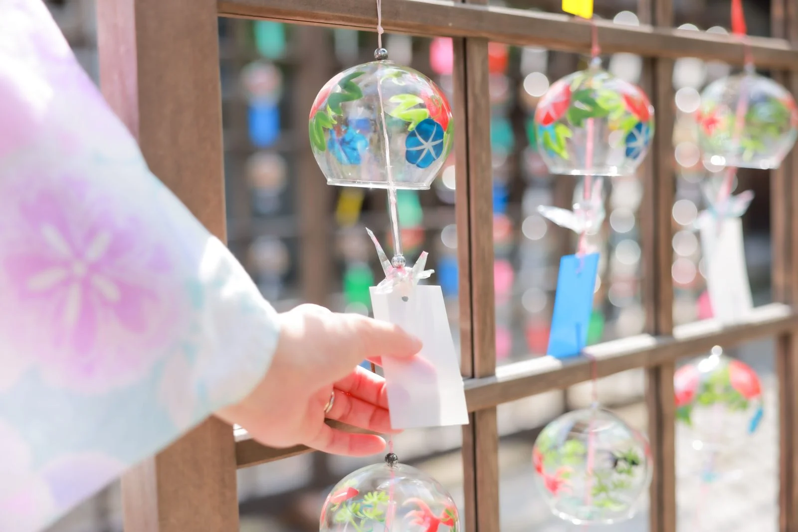 無料壁紙 本堂近くの風鈴棚。PCとデスクトップ壁紙に最適な4K高画質の無料壁紙。三重県伊賀市の広禅寺で撮影したフリー写真素材