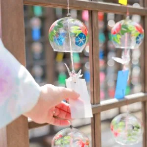 無料壁紙 本堂近くの風鈴棚。PCとデスクトップ壁紙に最適な4K高画質の無料壁紙。三重県伊賀市の広禅寺で撮影したフリー写真素材