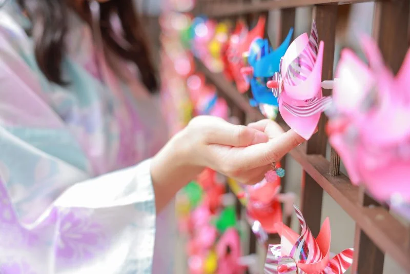 無料壁紙 風車棚と浴衣の女性。PCとデスクトップ壁紙に最適な4K高画質の無料壁紙。三重県伊賀市の広禅寺で撮影したフリー写真素材